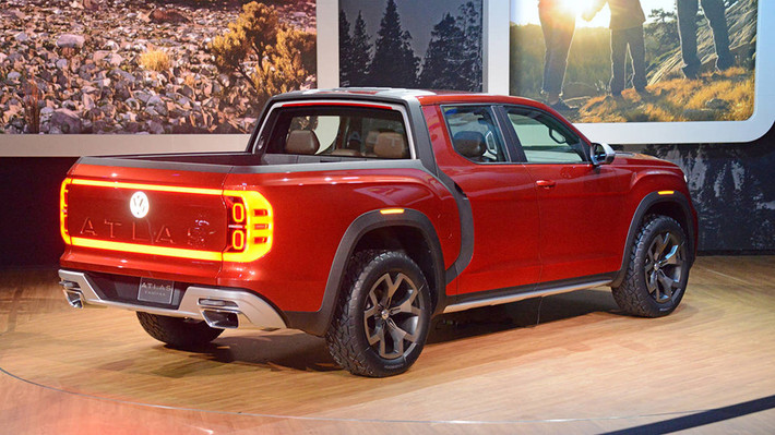 Volkswagen nói rằng concept Atlas Tanoak bán tải được đặt tên theo một loài cây có nguồn gốc từ Bờ biển Thái Bình Dương ở Mỹ và có thể cao tới 42 m. Đây là cách mà hãng xe Đức muốn thể hiện tính linh hoạt của cấu trúc MQB, chiếc Atlas tanoak cũng là mẫu xe lớn nhất sử dụng khung gầm này.