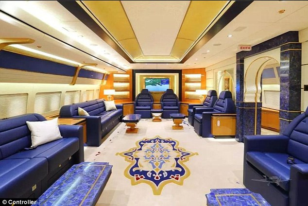 Nội thất trên Boeing 747-8 mang màu xanh, trắng và vàng chủ đạo. Máy bay dùng để phục vụ 76 hành khách và 18 thành viên phi hành đoàn.