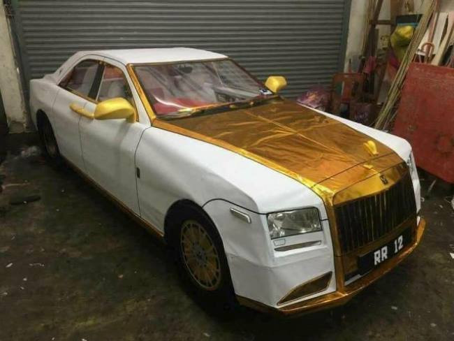 Thậm chí, siêu xe Rolls-Royce bằng giấy cũng có nhiều chi tiết mạ vàng. Ảnh: Dân Việt.