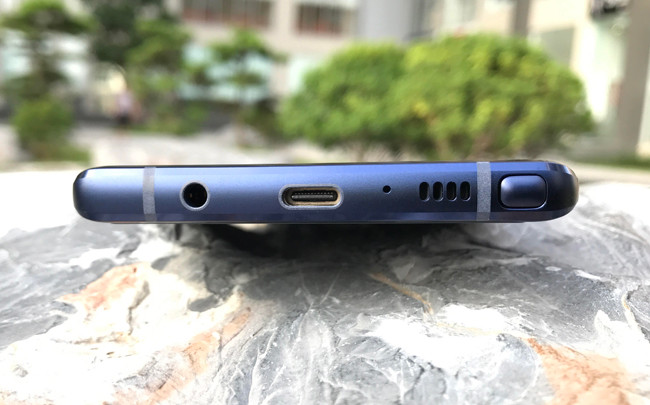 Ngoài ra, máy còn được tích hợp loa Stereo do AKG tinh chỉnh. Nhờ đó, YouTube đã vinh danh Galaxy Note9 là thiết bị có khả năng đem lại trải nghiệm nghe nhìn YouTube tốt nhất trên thị trường hiện nay.