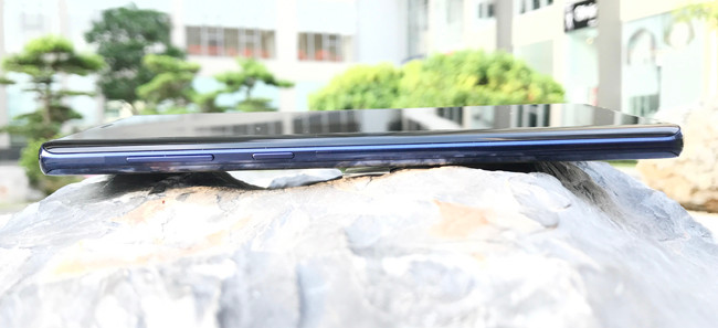 Galaxy Note9 là một chiếc điện thoại thông minh với bộ vi xử lý 10nm cải tiến cùng tốc độ đường truyền mạng nhanh nhất hiện nay (lên đến 1,2 gigabit/giây), tăng khả năng truyền tải thông tin.