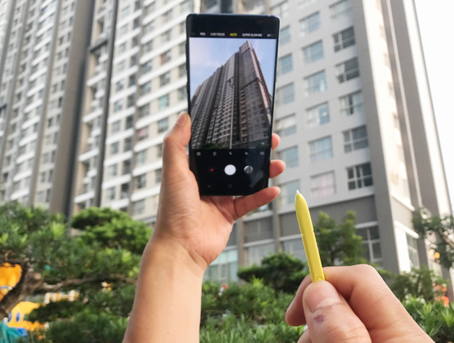 Được hỗ trợ bởi công nghệ bluetooth tiết kiệm năng lượng BLE (Bluetooth Low-Energy), S Pen của Galaxy Note9 sẽ mang đến một phong cách hoàn toàn mới về cách sử dụng Note. Chỉ với một thao tác nhấn đơn giản, người dùng có thể dễ dàng chụp ảnh selfie, chụp ảnh nhóm, trình chiếu bài thuyết trình, ngưng/phát video,... Các nhà phát triển ứng dụng thậm chí có thể tích hợp các tính năng BLE của S Pen vào các thành phẩm của họ ngay trong cuối năm nay.