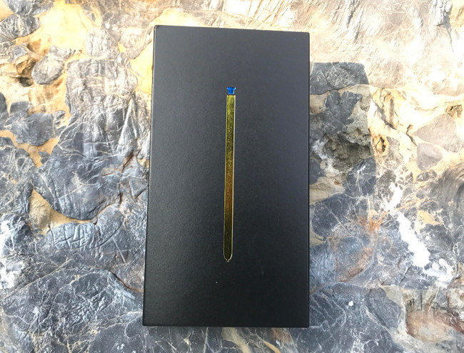 Galaxy Note9 sẽ chính thức có sẵn trên kệ tại thị trường Việt Nam vào ngày 24/8 tới. Máy được bán với giá 22,99 triệu đồng đối với bản 128GB, và giá 28,49 triệu đồng với bản 512GB.