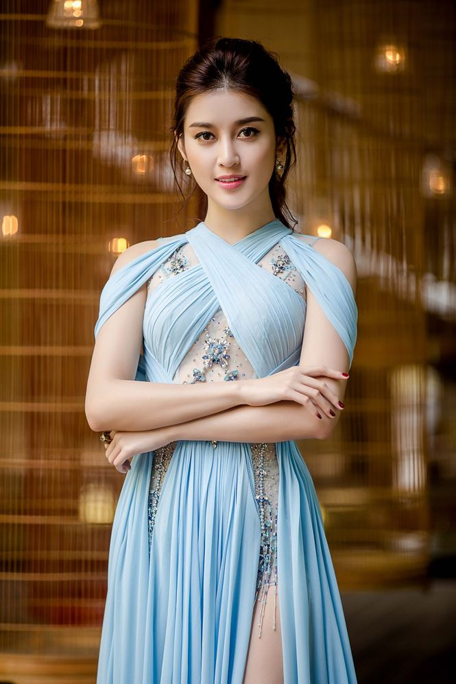 Á hậu Huyền My vốn là tiểu thư trong gia đình trí thức ở Hà Nội. Bố cô làm ở Viện Hàn lâm Đức, thuộc Đại học Bách khoa Hà Nội còn mẹ là chủ của một thẩm mỹ viện. Ảnh: Tiền phong.