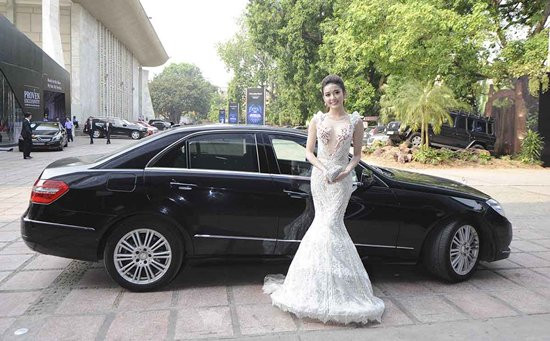 Thường được bố mẹ đưa đón bằng xe sang nhưng tháng 10/2015, Huyền My tự tậu một chiếc Mercedes-Benz S400 giá 3,7 tỷ đồng ở thời điểm đó gây không ít kinh ngạc. Ảnh: Vietnamnet.