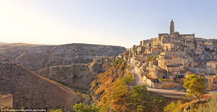 Nằm sát rìa tỉnh Basilicata, miền Nam Italia, thành phố cổ Sassi di Matera được biết đến với những ngôi nhà hang đá có niên đại từ ít nhất 9.000 năm trước.