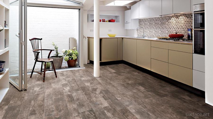 Gạch lát nền màu xám tạo cảm giác nhà bếp luôn sạch sẽ, không bám bẩn. Ảnh: Gach360.