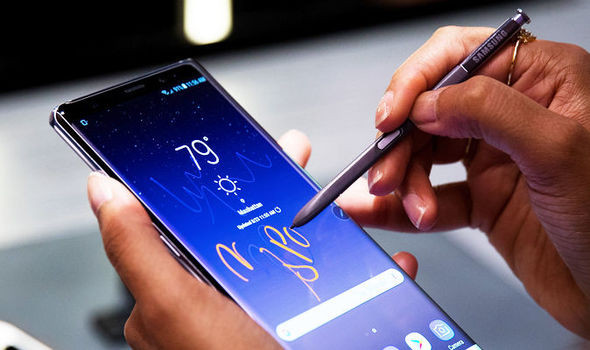 Bên cạnh đó, Galaxy Note 9 còn được trang bị hệ thống tản nhiệt bằng chất lỏng mới giúp người dùng không còn phải lo việc máy quá nóng. Ảnh: Daily Express.