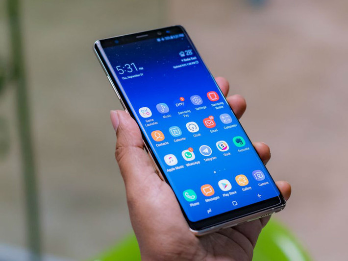Cảm biến vân tay trên Note 9 được chuyển về bên dưới cụm camera kép. Nhờ vậy, người dùng dễ dàng hơn trong việc dùng vân tay để mở má. Ảnh: Firstpost.