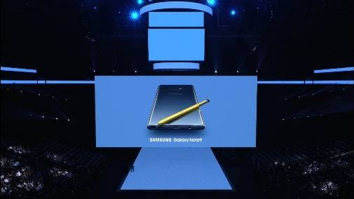 So với "tiền nhiệm" Galaxy Note 8, ngoại hình Note 9 không có nhiều khác biệt. Ảnh: Businesstoday.
