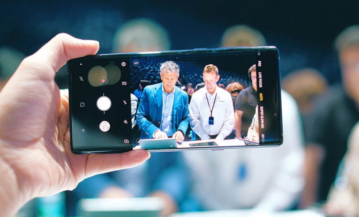Camera selfie trước có độ phân giải 8 MP, khẩu độ f/1.7. Ảnh: Zing.