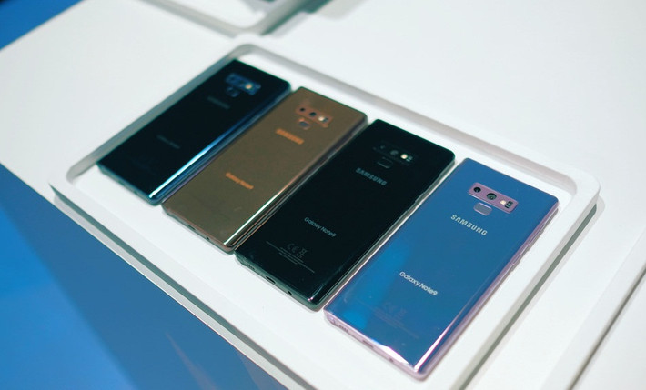 Galaxy Note 9 phiên bản 128 GB, RAM 6 GB có giá 999 USD (khoảng 23,25 triệu đồng). Trong khi đó, Note 9 bản cao cấp nhất 512 GB, RAM 8 GB lên đến 1.250 USD (tương đương 29,09 triệu đồng). Ảnh: Zing.