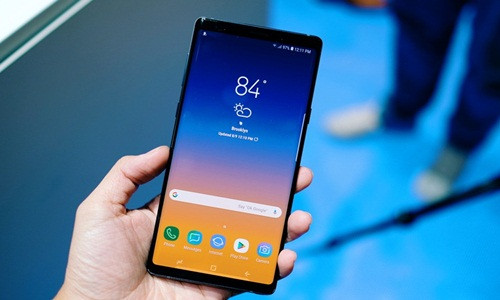 Cạnh trên và cạnh dưới của màn hình Samsung Galaxy Note 9 là hai lớp viền mỏng. Ảnh: Zing.