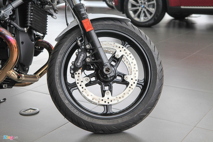 BMW trang bị cho R Nine T Racer bánh trước 120/70 ZR 17 đi kèm hệ thống phanh đĩa đôi đường kính 320 mm, kẹp vít cố định 4 piston và tích hợp ABS.