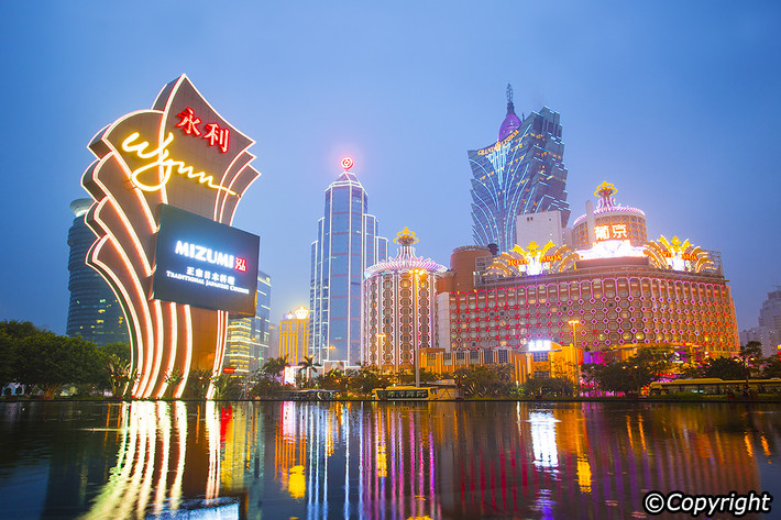 Không khó để bắt gặp những tòa nhà ốp đá cẩm thạch, nạm vàng và tiền ở Macau. Ảnh: Macau.