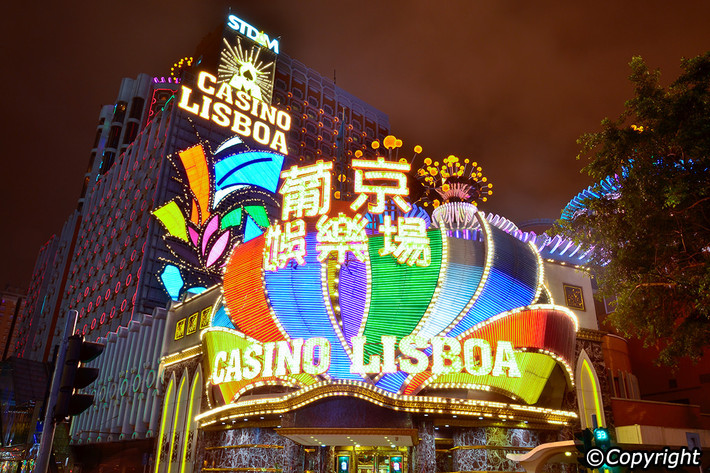 Được mệnh danh là "thủ phủ bài bạc" châu Á, Macau nổi tiếng với hàng chục casino sáng đèn quanh năm. Ảnh: Macau.