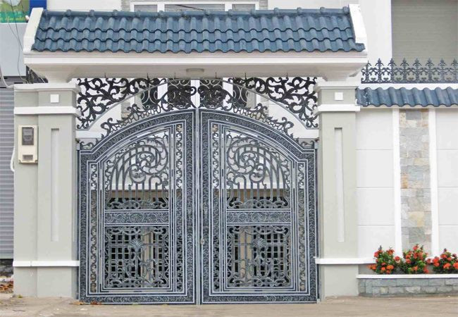 Cổng sắt 2 cánh kết hợp mái thái không cần trang trí cầu kỳ vẫn tôn lên vẻ đẹp sang trọng. Ảnh: Webnoithat.