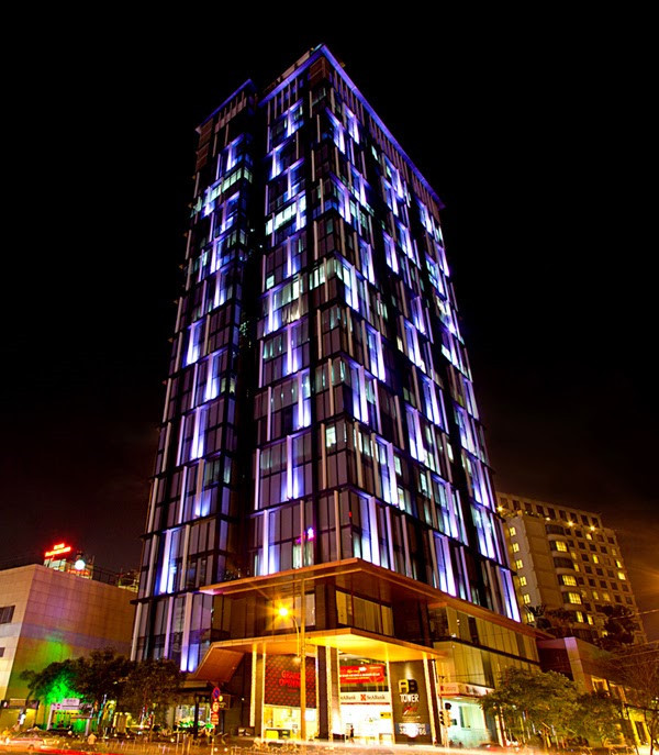 Nhìn từ bên ngoài, A&B Tower tại 76 Lê Lai, Quận 1 như những ô cửa sổ xếp chồng lên nhau. Ảnh: Skyline.