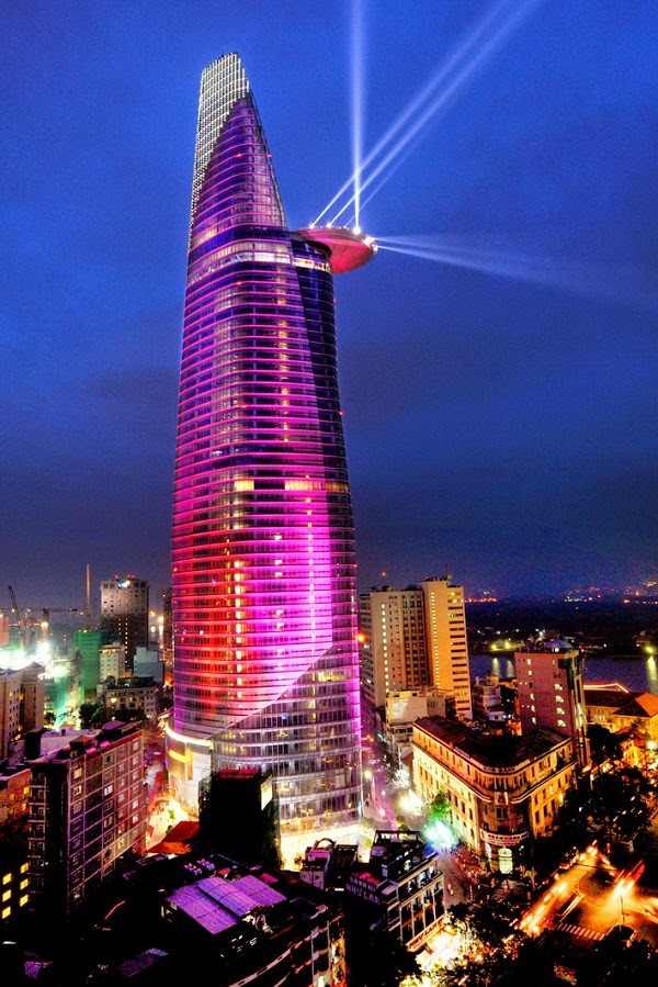 Trên diện tích gần 6.100 m2, Bitexco Financial Tower có tổng vốn đầu tư ước tính khoảng 400 triệu USD. Ảnh: Vietnamskyline.