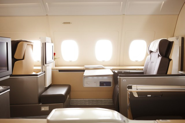 Khách ngồi ghế hạng nhất của hãng bay lớn nhất nước Đức - Lufthansa sẽ có nhân viên hỗ trợ riêng giúp họ thông báo về các thông tin bảo mật, hành lý, hoãn hủy của chuyến bay...