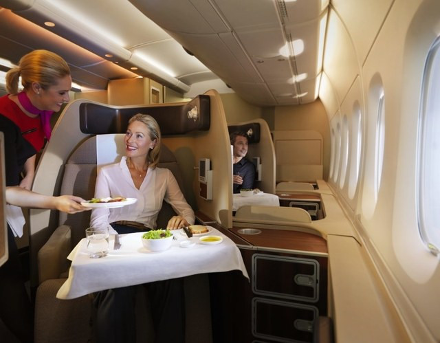 Hãng hàng không Qatar Airways có 8 khoang hạng nhất. Đồ ăn của khách tương đương với thực đơn của khách sạn 5 sao.