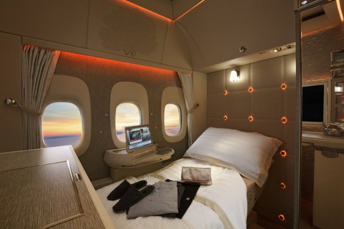 Khoang hạng nhất của Emirates Airline được lấy cảm ứng từ mẫu sedan hạng sang S-Class biểu tượng của Mercedes-Benz. Với vị trí không có cửa sổ, khoang có thiết kế "cửa sổ ảo" đảm bảo trải nghiệm không bị giới hạn cho hành khách.