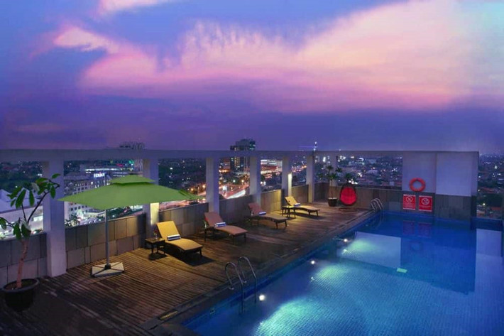 Ngoài ra, tại tầng 15 của khách sạn có một hồ bơi trên sân thượng. Ảnh: Aston Imperial.