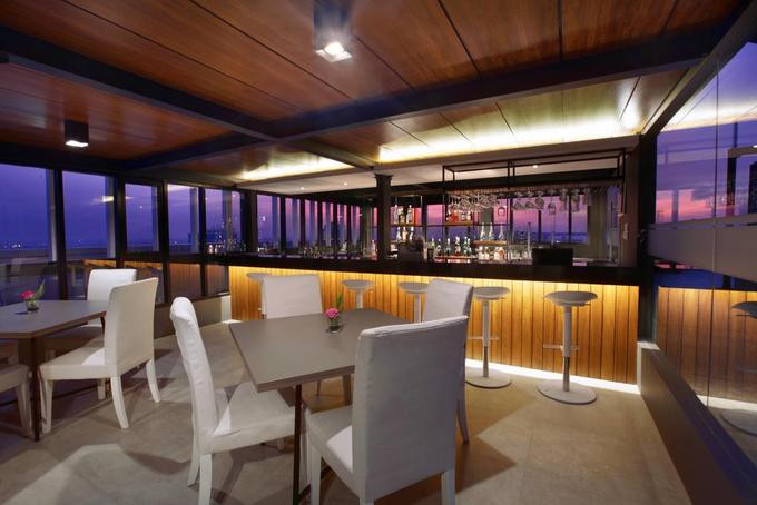 Tại tầng 16 có một quán bar phục vụ đồ uống và âm nhạc cho khách muốn thư giãn. Tại đây, các cầu thủ Olympic Việt Nam cũng có thể ngắm toàn cảnh thành phố. Ảnh: Aston Imperial.