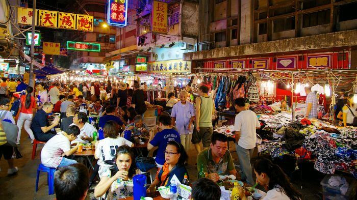Vào ban ngày, chợ chỉ rải rác vài cửa hàng mở bán nhưng khi đêm xuống thì không khí bắt đầu nhộn nhịp, người bán kẻ mua tấp nập với thịt nướng, thịt bò hầm, súp lá sách bò...Ảnh: Travel Triangle.