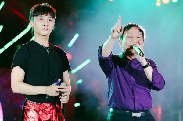 Ông từng cover nhiều bản hit của Sơn Tùng MTP như: "Âm thầm bên em", "Nắng ấm xa dần", "Chúng ta không thuộc về nhau", "Nơi này có anh", "Lạc trôi"…Ảnh: Lao động.