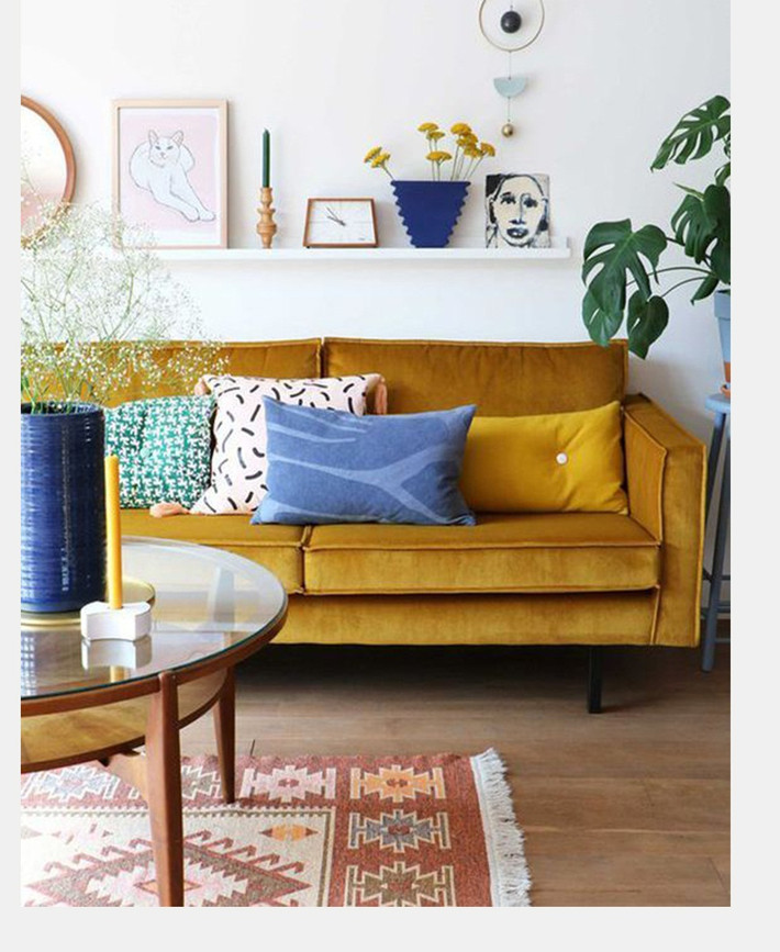 Sofa màu sắc sặc sỡ là cách trang trí phòng khách phổ biến ở những gia đình trẻ. Ảnh: Idesign.