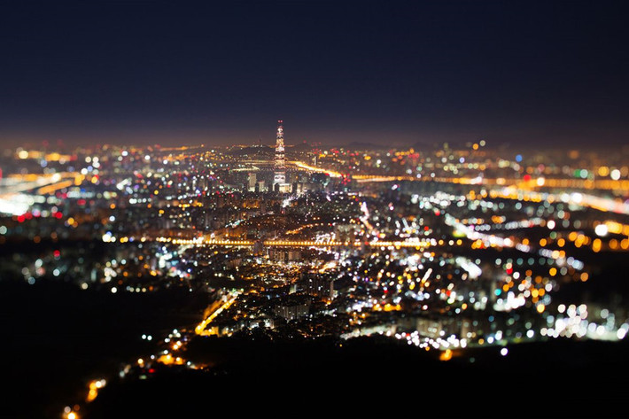 Tòa tháp Lotte World Tower nổi bật giữa ánh đèn lấp lánh tại thủ đô Seoul. Ảnh: Bloomberg.