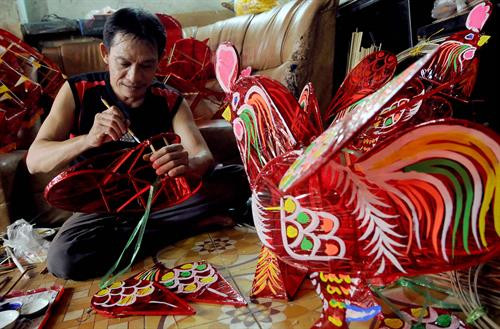 Xuất hiện từ những năm 1950, đến nay làng nghề Phú Bình có gần 10 hộ sản xuất lồng đèn truyền thống, hàng năm cung cấp ra thị trường các sản phẩm lồng đèn vào mỗi dịp Trung Thu. Ảnh: Dantocmiennui.