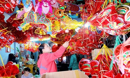 Mỗi mùa Trung thu về, làng nghề sản xuất lồng đèn Phú Bình (phường 5, quận 11, TP HCM) lại tất bật vào vụ. Ảnh: Sggp.
