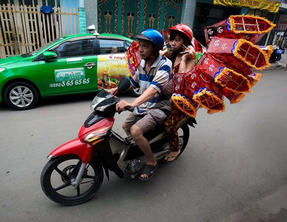 Theo các nghệ nhân, công đoạn làm ra một chiếc đèn lồng khá nhiều như nhập tre, phơi và chẻ tre, làm khung...Tuy nhiên, mỗi chiếc đèn thường có giá từ 12.000 đồng đến 60.000 đồng. Ảnh: Sggp.