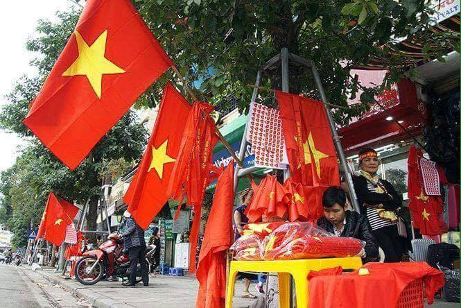 Một số tiểu thương tranh thủ tràn ra đường bán hàng để kiếm lời. Ảnh: Facebook.
