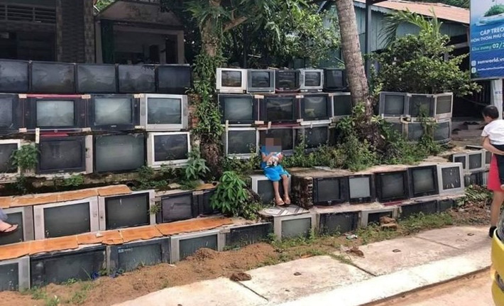 Lý do sử dụng ti vi hỏng làm hàng rào chưa được tiết lộ và có lẽ chỉ gia chủ mới biết. Ảnh: Thánh Tiên.