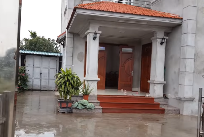 Chi phí 700 triệu đồng, biệt thự mái thái nổi bật với đường nét vuông vắn, các chi tiết trang trí đơn giản. Ảnh: Kisato.