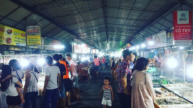 Nguồn hải sản tươi ngon và phong phú là yếu tố tạo nên điểm thu hút khách cho khu chợ đêm hải sản Vũng Tàu. Ảnh: @viet.truong11.