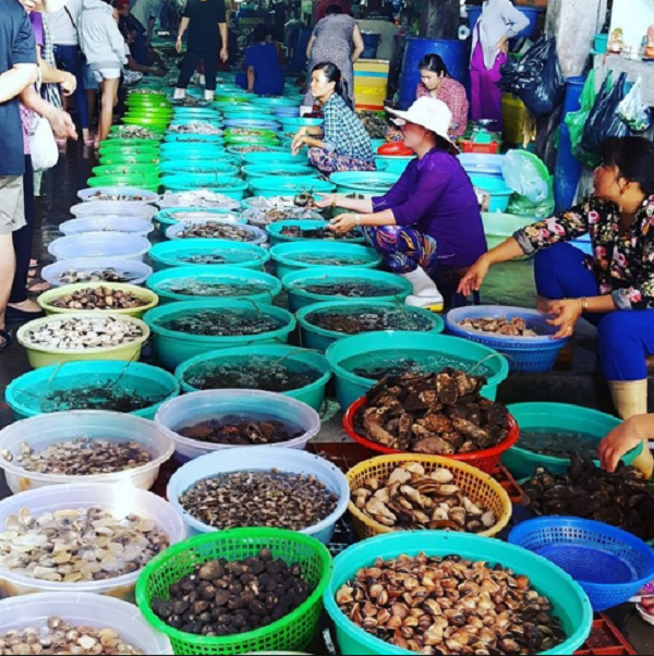 Chợ hoạt động vào đầu giờ chiều đến tận nửa đêm, thậm chí vào các dịp lễ có nhiều quán còn mở 24/24. Ảnh: Diadiemanuong.
