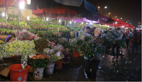 Chợ hoa Quảng Bá (Nghi Tàm, Hà Nội) nhộn nhịp khi cả thành phố đang chìm vào giấc ngủ say sau một ngày dài mệt nhoài. Ảnh: Vivuahanoi.
