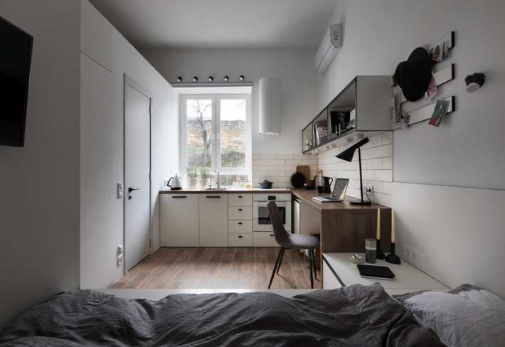 Nằm trong một tòa nhà cũ ở trung tâm của thành phố Odessa (Ukraina), căn hộ vẻn vẹn 17,3m2 đã được nhóm kiến trúc sư thiết kế thành không gian sống lý tưởng, phù hợp cho sinh viên thuê phòng.