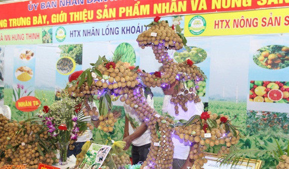 Xuất hiện tại lễ hội nhãn lồng Hưng Yên năm 2018, sản phẩm nhãn bonsai của HTX Nông sản sạch Minh Bảo ở xã Bình Kiều (Khoái Châu, Hưng Yên) thu hút đông đảo khách tham quan. Ảnh: Dân Việt.
