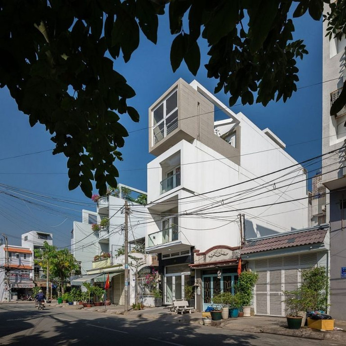 Mặc dù chiều rộng hạn chế nhưng thiết kế đã tận dụng tốt chiều cao để tạo ra nhiều không gian 4 tầng. Ảnh: Xaynhasaigon.