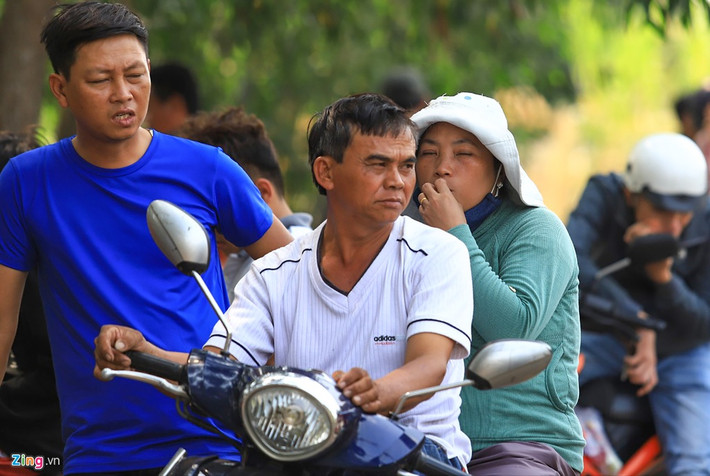 Hai vợ chồng bà Trần Thị Tuyết vừa bán hàng xong lập tức chạy xe từ chợ Tân Phú Trung, cách chốt chặn truy bắt nghi can Tuấn gần 20 km, để xem bắt tội phạm. "Mong lực lượng cảnh sát bắt được nghi can chứ tôi lo cho mọi người ở đây quá", chị Tuyết chia sẻ.