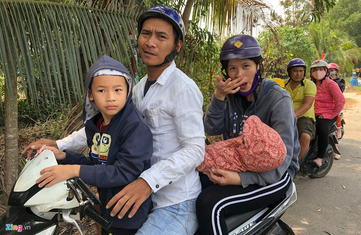 Một gia đình chở hai con nhỏ tới sát khu vực chốt chặn để xem truy bắt. Chuyên gia Đào Trung Hiếu (trung tá, nguyên điều tra viên Đội điều tra trọng án, Phòng cảnh sát hình sự Công an Hà Nội) cảnh báo: "Trong trường hợp đối tượng chống trả bằng súng, người dân có nguy cơ bị trúng đạn lạc. Bên cạnh đó, họ cũng làm cản trở hoạt động truy đuổi của cảnh sát. Có trường hợp đối tượng bắt ngay người dân làm con tin để không chế, yêu sách lên lực lượng chức năng".