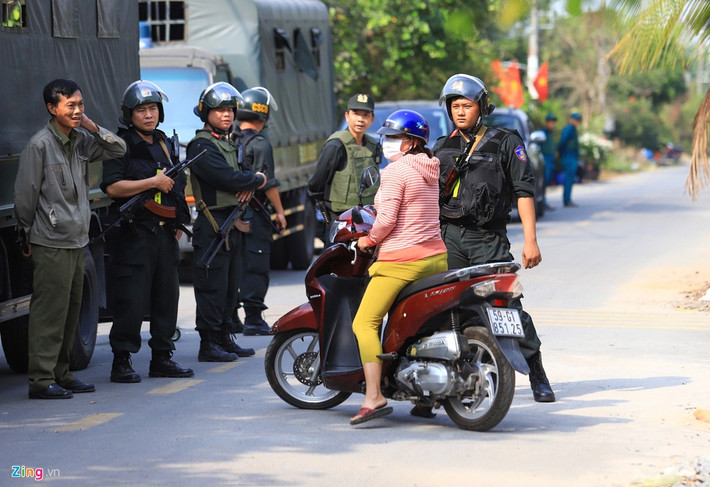 Trong khi đó, mọi người vào trong khu vực này liền bị mời ra ngoài. Một số người có nhà phía trong muốn vào phải được sự cho phép.