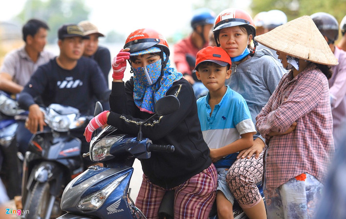 Tại ngã ba Trung An và đường 742, lực lượng cảnh sát cơ động vẫn túc trực, hạn chế người dân ra vào. Trong khi đó, bên ngoài người dân vẫn tụ tập xem và livestream.