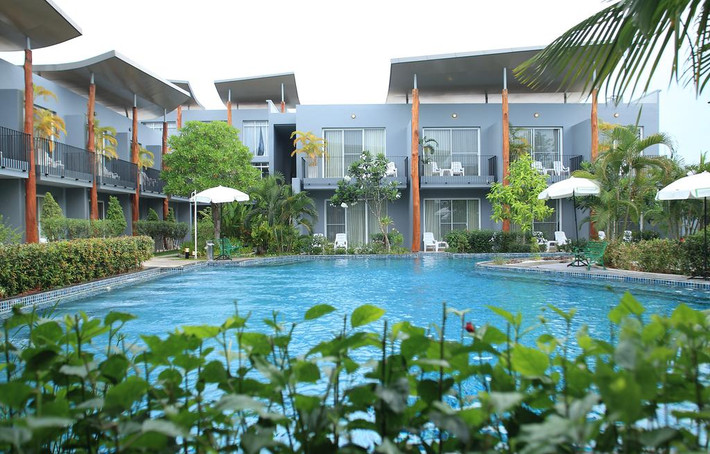 Ngoài ra, du khách còn có thể đi dạo trong khu vườn hoặc thư giãn bên hồ bơi. Ảnh: Booking.