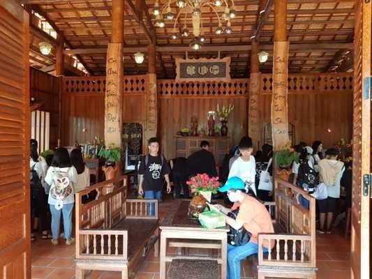 Sự độc đáo của căn nhà dừa thu hút đông đảo khách đến tham quan. Ảnh: Một thế giới.